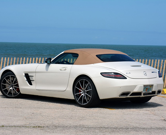 اختر مرسيدس بينز SLS AMG GT Roadster لأنها سيارة لا تقاوم